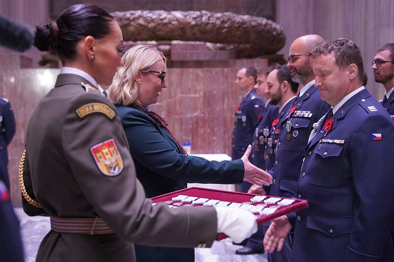 Slavnostní nástup příslušníků armády po návratu ze zahraniční operace Air Policing v Litvě.