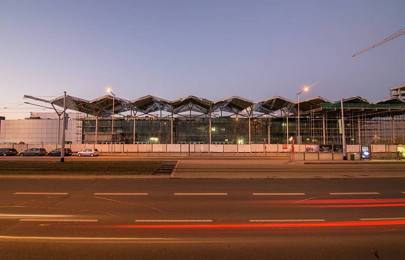 Vedle pražské O2 areny bylo dokončeno mutlifunkční hala a kongresové centrum s názvem O2 universum.