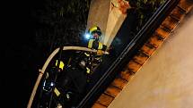 Hasiči zasahovali u požáru rodinného domu v Dolních Měcholupech.
