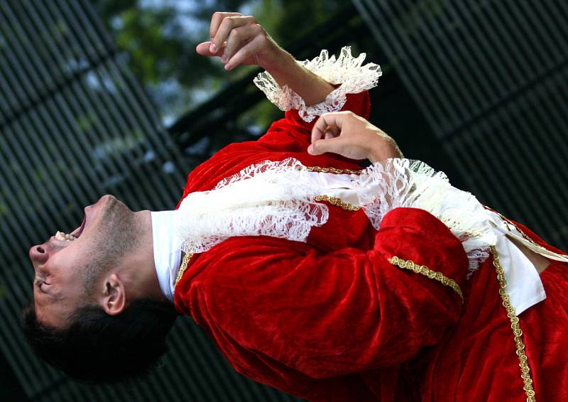 Finále českého šampionátu ve hře na imaginární kytary v rámci festivalu United Islands 2012.  