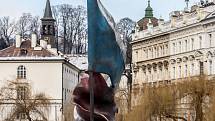 Památník II. odboji, bronzová, obarvená socha od Vladimíra Preclíka ve tvaru rozevláté československé vlajky 