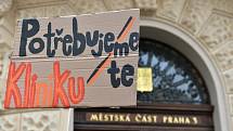 Příznivci Autonomního sociálního centra Klinika demonstrovali v úterý 8. března 2016 u radnice Prahy 3, jejíž zastupitelstvo mělo jednat o jeho budoucnosti.