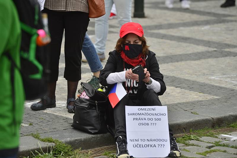 Na Staroměstském náměstí v Praze se 9. června 2020 sešli lidé na demonstraci proti vládě a Andreji Babišovi.