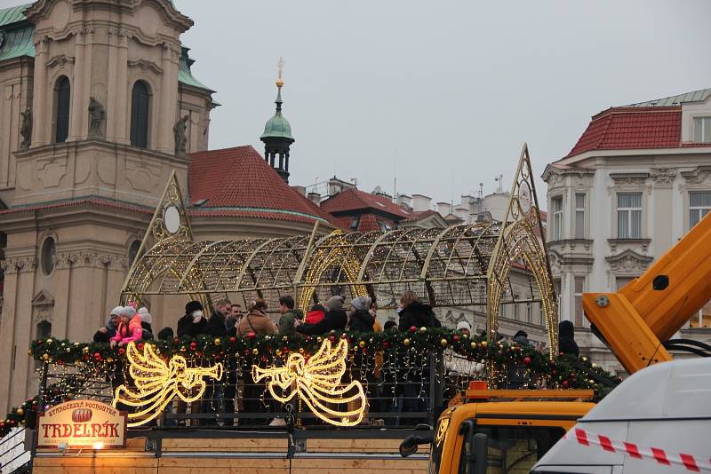 Vánoční strom na Staroměstském náměstí se letos rozsvítil bez jakékoliv slavnosti.