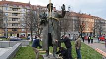 Praha 6 nechala v roce 2020 odstranit sochu sovětského maršála Koněva z náměstí Interbrigády.
