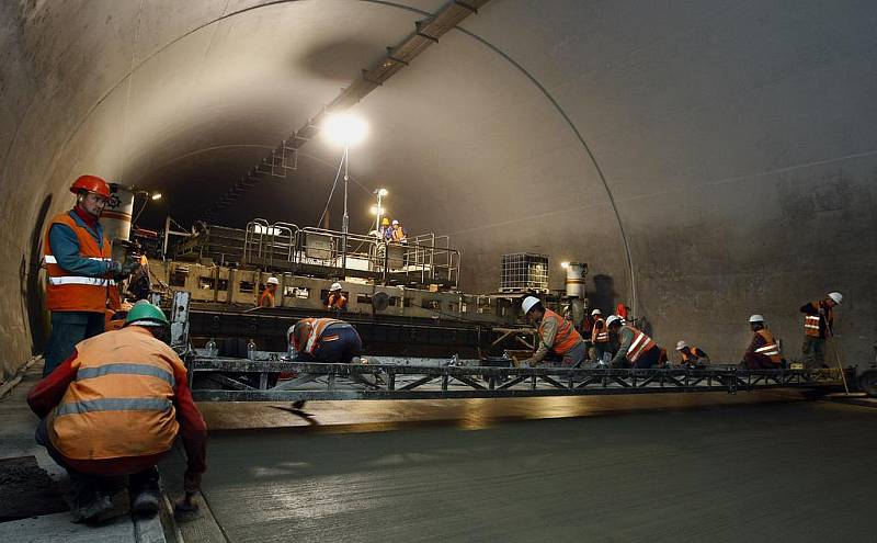 Na snímku cementový finišer při pokládce cementobetonového povrchu o tloušťce 27 centimetrů rychlostí 360 metrů za 12 hodin.