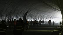 Na jedné z dominant okruhu, v tunelu spojujícím Cholupice a Komořany, vrcholí v těchto dnech stavební práce pokládkou cementobetonové vozovky.