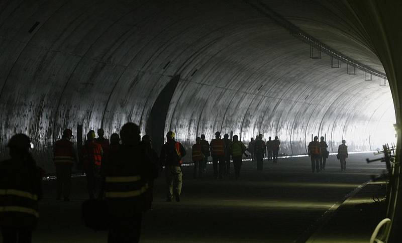 Na jedné z dominant okruhu, v tunelu spojujícím Cholupice a Komořany, vrcholí v těchto dnech stavební práce pokládkou cementobetonové vozovky.