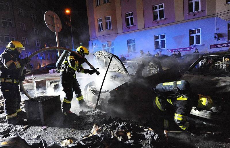 Při požáru kontejnerů v Praze 10 byly poškozeny tři automobily.