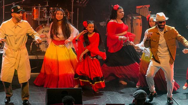 OBRAZEM: Romové oslavili svůj mezinárodní den galavečerem v Divadle Archa -  Pražský deník
