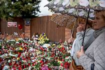 Lidé přicházeli uctít památku zemřelého zpěváka Karla Gotta před jeho vilu na pražské Bertramce i 3. října 2019.