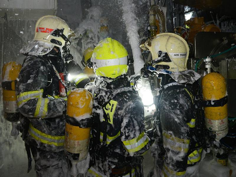 Výbuch a následný požár v průmyslovém areálu v Komořanské ulici v pražských Modřanech.