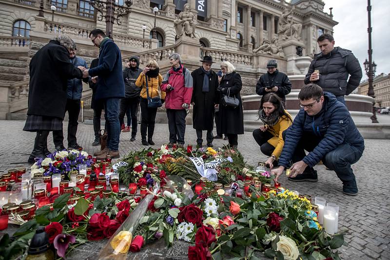 Lidé si připomínali 16. ledna památku Jana Palacha při výročí 50 let jeho upálení před budovou Národního muzea v Praze.