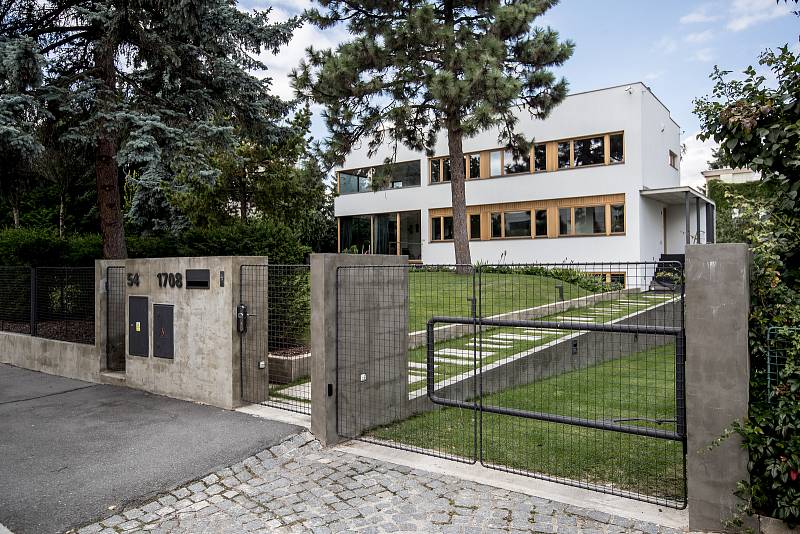 Slavní pražští architekti - architekt Ladislav Žák, 9. srpna v Praze. Vila Higo Zaorálka na Babě, Na ostrohu 54