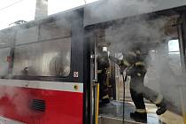 Hasiči zasahují na Zlíchově u požáru podvozku tramvaje.