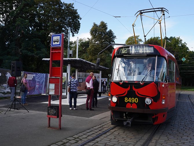 Ze slavnostního otevření tramvajové zastávky na pražském Výstaviště, kterou vytvořil 3D tiskem robot z vysokopevnostního betonu.
