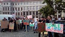 Květnové zasedání zastupitelů hlavního města Prahy provázely občanské protesty.