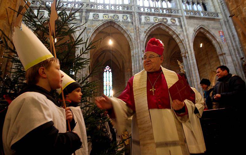 Arcibiskup Dominika Duka požehnal 5. ledna v chrámu sv. Víta koledníkům Tříkrálové sbírky.