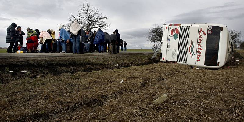 Litevský patrový autobus havaroval 27. března na silnici mezi Nupaky a Čestlicemi nedaleko Prahy. 