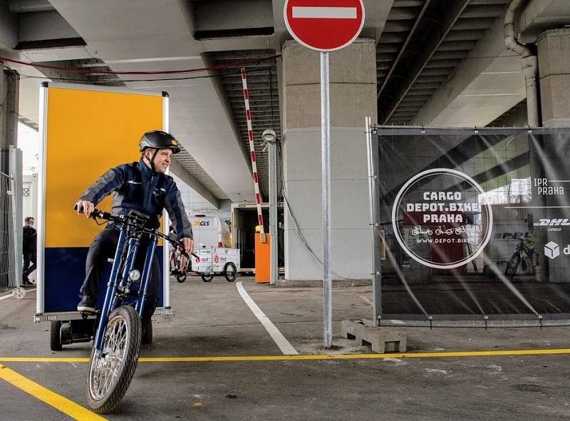 Do centra Prahy vyjela nákladní elektrokola. Hlavní město otevřelo první cyklodepo pro rozvoz zásilek.