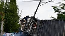 V pražské Uhříněvsi se vlak srazil s nákladním autem.