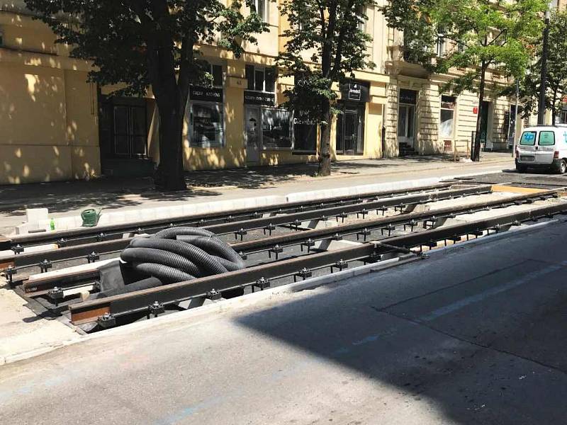 Tramvaje se na Vinohradskou vrátí dřív. Dopravní podnik hl. m. Prahy plánuje letní výluky.