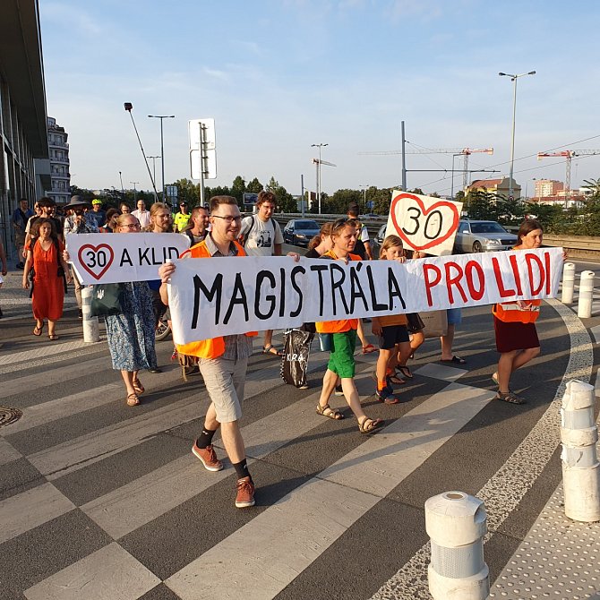 Pochod aktivistů Poslední generace za humanizaci magistrály a dodržení klimatického závazku