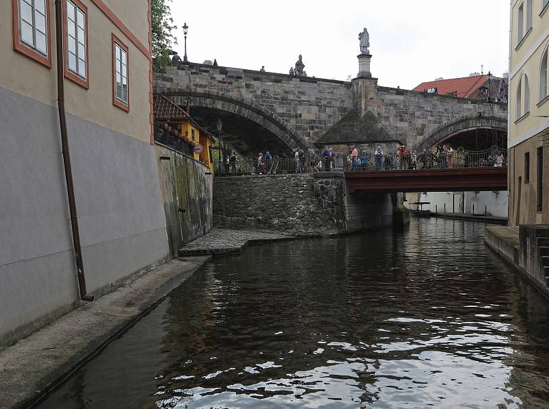 S kapitánem Štěpánem Rusňákem po stopách filmových míst na Vltavě - Čertovka - film Konec agenta W4C prostřednictvím psa pana Fouska.