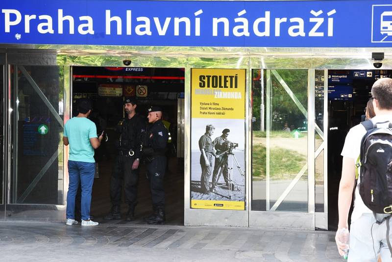 Pražská policie společně se strážníky evakuovala v úterý 10. května 2016 po poledni budovu hlavního nádraží v centru metropole. Důvodem byl telefonát anonyma hrozícího bombou. Při prohlídce se nenašlo nic nebezpečného.