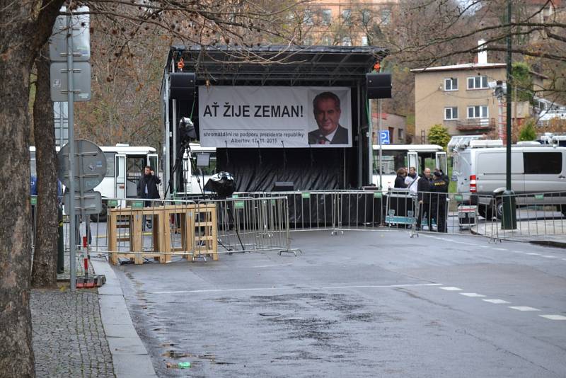 Oslavy 26. výročí Sametové revoluce 17. listopadu v Praze na Albertově.