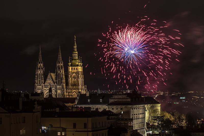 Novoroční ohňostroj v Praze.