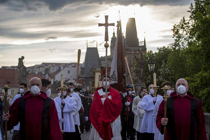 Svatojánské procesí prošlo 15. května centrem Prahy přes Karlův most v rámci 13. ročníku Svatojánských slavností Navalis a 300. výročí od blahořečení nejznámějšího českého světce a patrona lidí od vody Jana Nepomuckého.