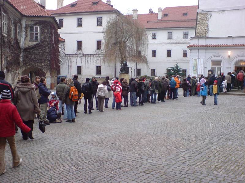 Fronta na výstavu unikátních kostýmů z nejhezčích českých filmových pohádek v zimním refektáři Strahovského kláštera v Praze.