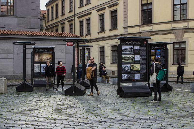 Z venkovní výstavy před Clam-Gallasovým palácem na Mariánském náměstí v Praze.