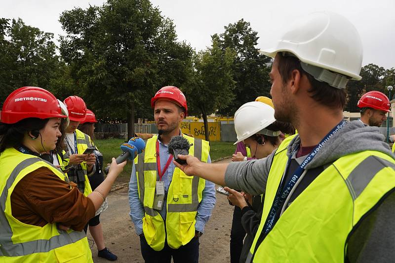 Stavební jáma levého křídla Průmyslového paláce.