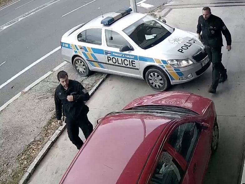 Stopař odcizil auto muži, který mu nabídl pomoc. Policie ho zadržela na benzínce.