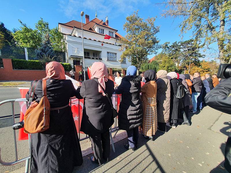 Krajané čekající u turecké ambasády na příjezd prezidenta Recepa Erdogana.