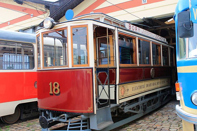V neděli 18. července 2021 uplyne přesně 130 let, kdy Prahou poprvé projela elektrická tramvaj a zahájila také svůj provoz lanovka na Petřín. Dominantou oslav je obousměrný vůz od Ringhoffera a Křižíka z roku 1901.