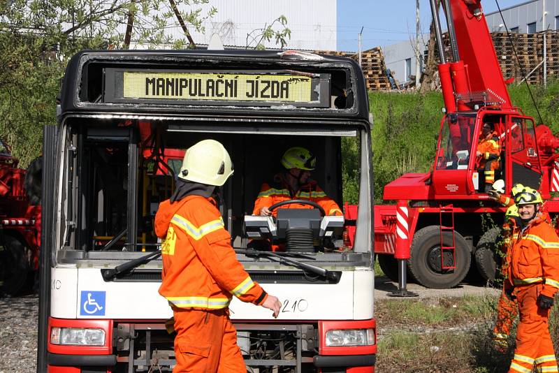 Přípravy cvičení, které prováděla jednotka HZS SŽDC ve spolupráci s velitelem pražských hasičů.