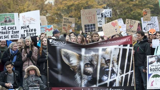 Demonstranti protestovali v Praze proti kožešinovým farmám - Pražský deník