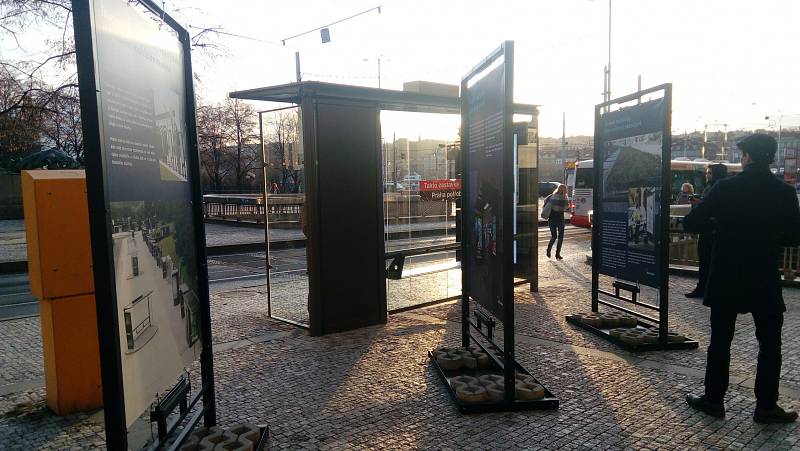 Nový přístřešek MHD na Palackého náměstí v majetku firmy JCDecaux.