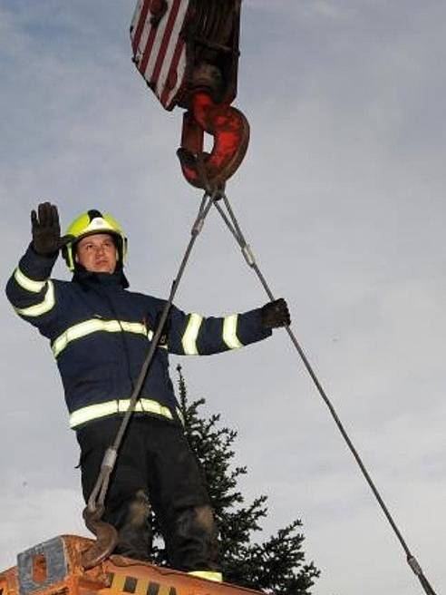 Naložit kontejner zpět na podvalník byla náročná operace