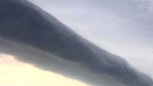 Unikátní mrak v čele bouřkové oblačnosti zvaný roll cloud. Praha Invalidovna 20. června 2022.