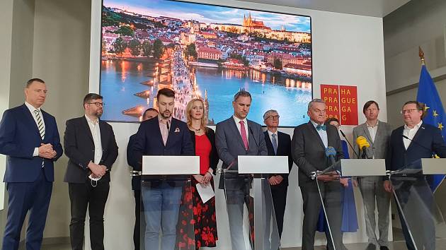 Zástupci stran SPOLU, Pirátů a STAN při podpisu koaliční smlouvy na pražském magistrátu ve středu 15. února 2023
