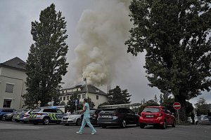 Rozsáhlejší požár, který na sebe upozornil z daleka viditelným kouřem, zachvátil v sobotu 27. srpna čtvrt hodiny po deváté hodině střechu jedné z budov v areálu Ústřední vojenské nemocnice v pražských Střešovicích.