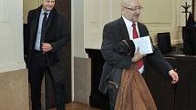 Bývalý ředitel Nemocnice Na Homolce v Praze Vladimír Dbalý odmítl obžalobu, která jeho a dalších šest lidí viní s korupce a manipulace veřejných zakázek na digitalizaci chorobopisů za 146 milionů korun a nákup Leksellova gama nože za 140 milionů korun.