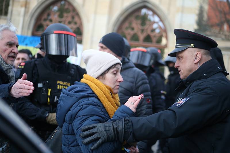 Demonstrace u ruské ambasády v Korunovační ulici v Praze.