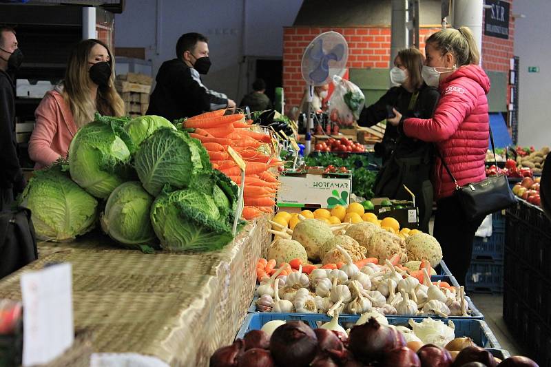 V pondělí 12. dubna 2021 se do Haly 22 Pražské tržnice v Holešovicích opět vrátil běžný život – tedy více než padesátka prodejců ovoce, zeleniny a dalších lokálních potravin od malých zemědělců, výrobců a pěstitelů.