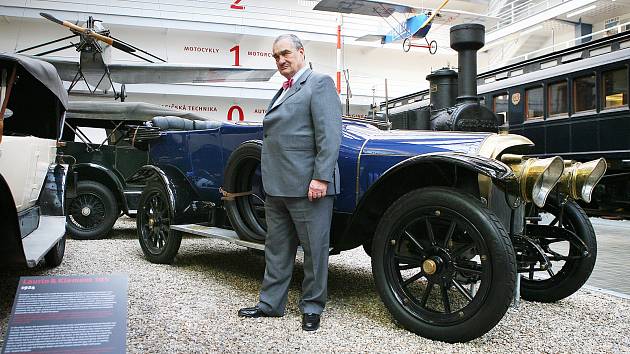 Karel Schwarzenberg v Národním technickém muzeu u zrestaurovaného vozu Benz 16/40 HP z roku 1914, který patřil jeho dědečkovi.
