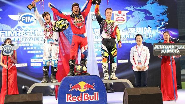 Světová elita freestyle motokrosu se přesouvá do Prahy, kde již tuto sobotu představí divákům na unikátní akci FMX Gladiator Games v O2 aréně. Na snímku David Rinaldo, Libor Podmol, Hannes Ackerman